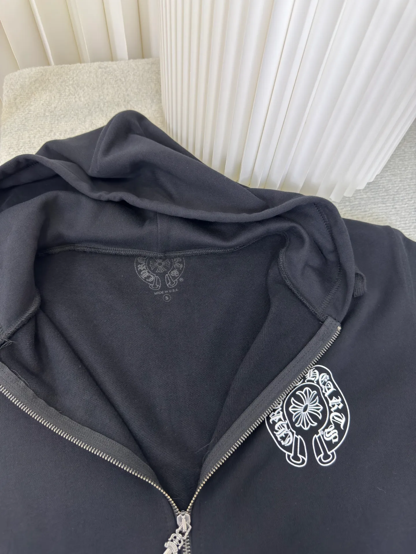 P490 Chrome Heart New York City limited zipper jacket. The fabric is made of 420g thin velvet coarse fish scale fabric. The printing is printed with hand-made glue according to the original version. The finished product is brushed and washed to shape. It feels excellent. Real antique silver chain head (key point: the zipper puller is sprayed with silver to make it old). Size S M L